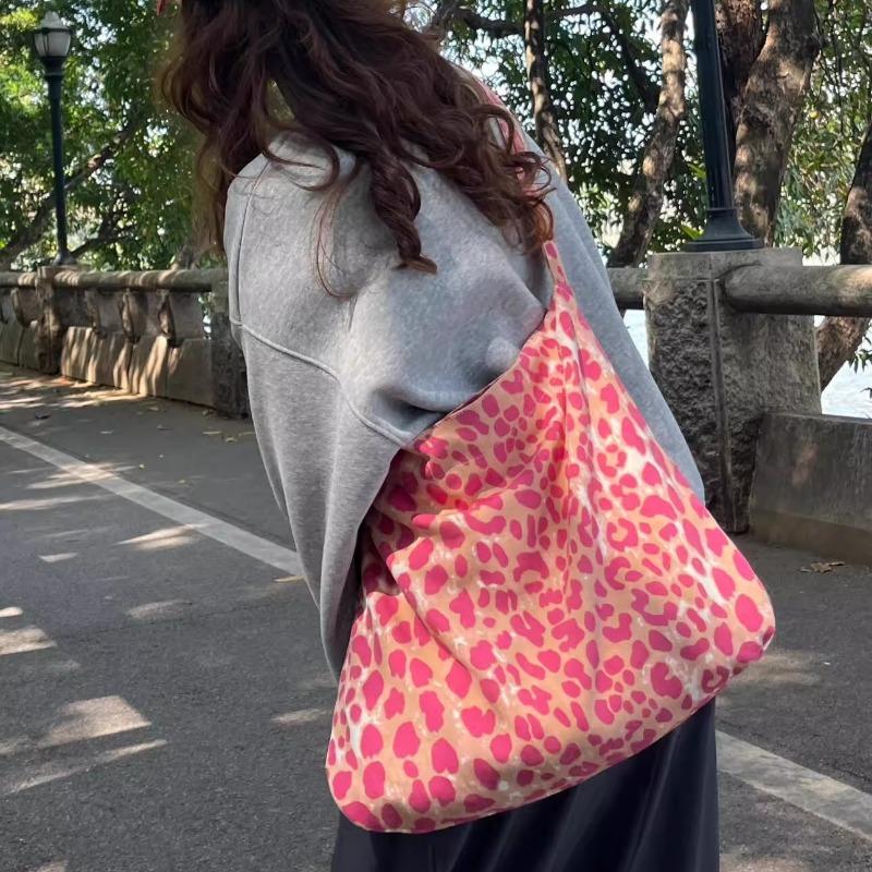 A Laid-back Commuter Tote Bag and A Fashionable Single-shoulder Crossbody Bag