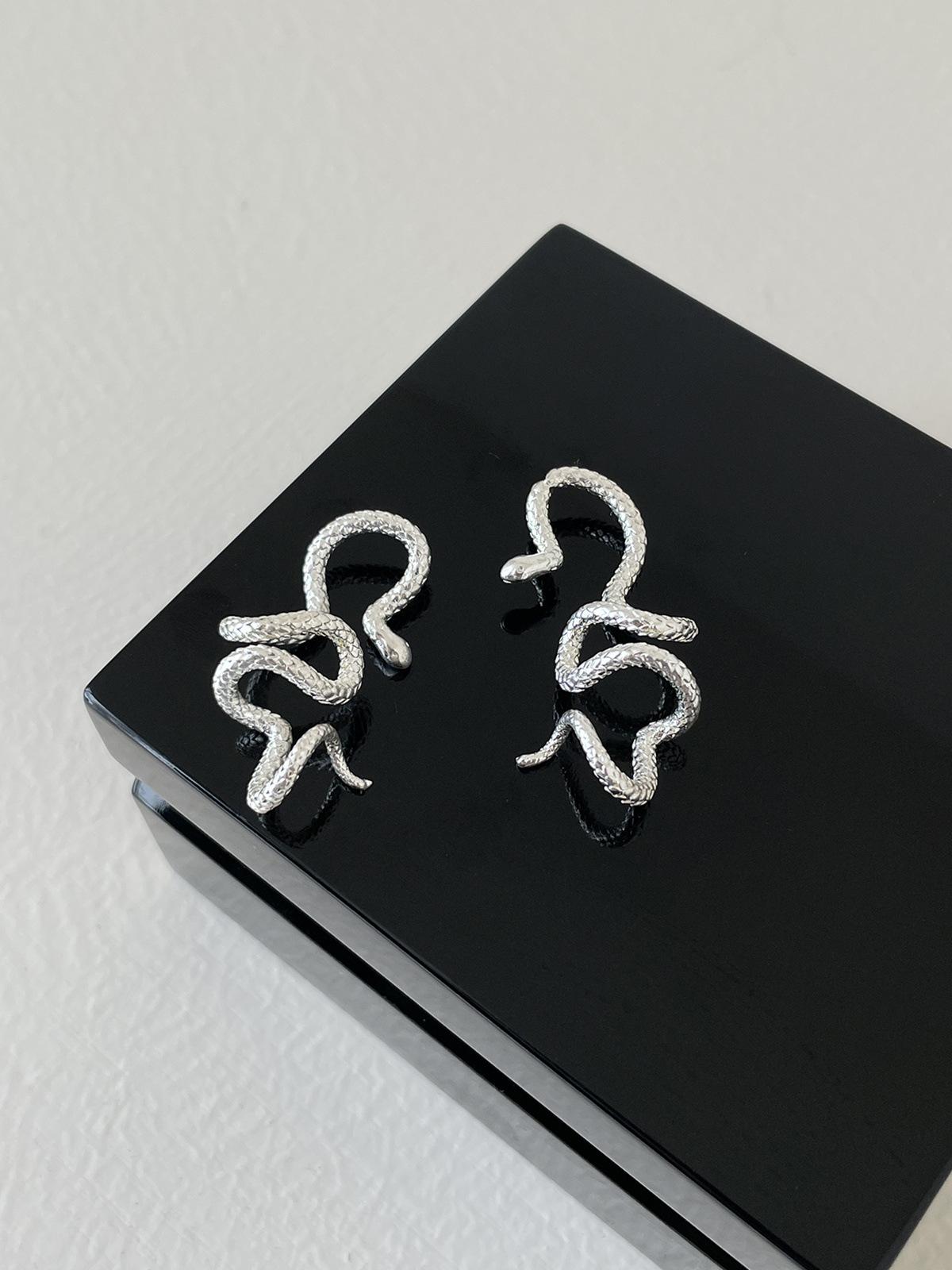 

Изысканные и уникальные змеевидные клипсы для ушей, женские нишевые высококачественные серьги, холодные клипсы для ушей, легкая роскошь и мода, серьги A pair of copper