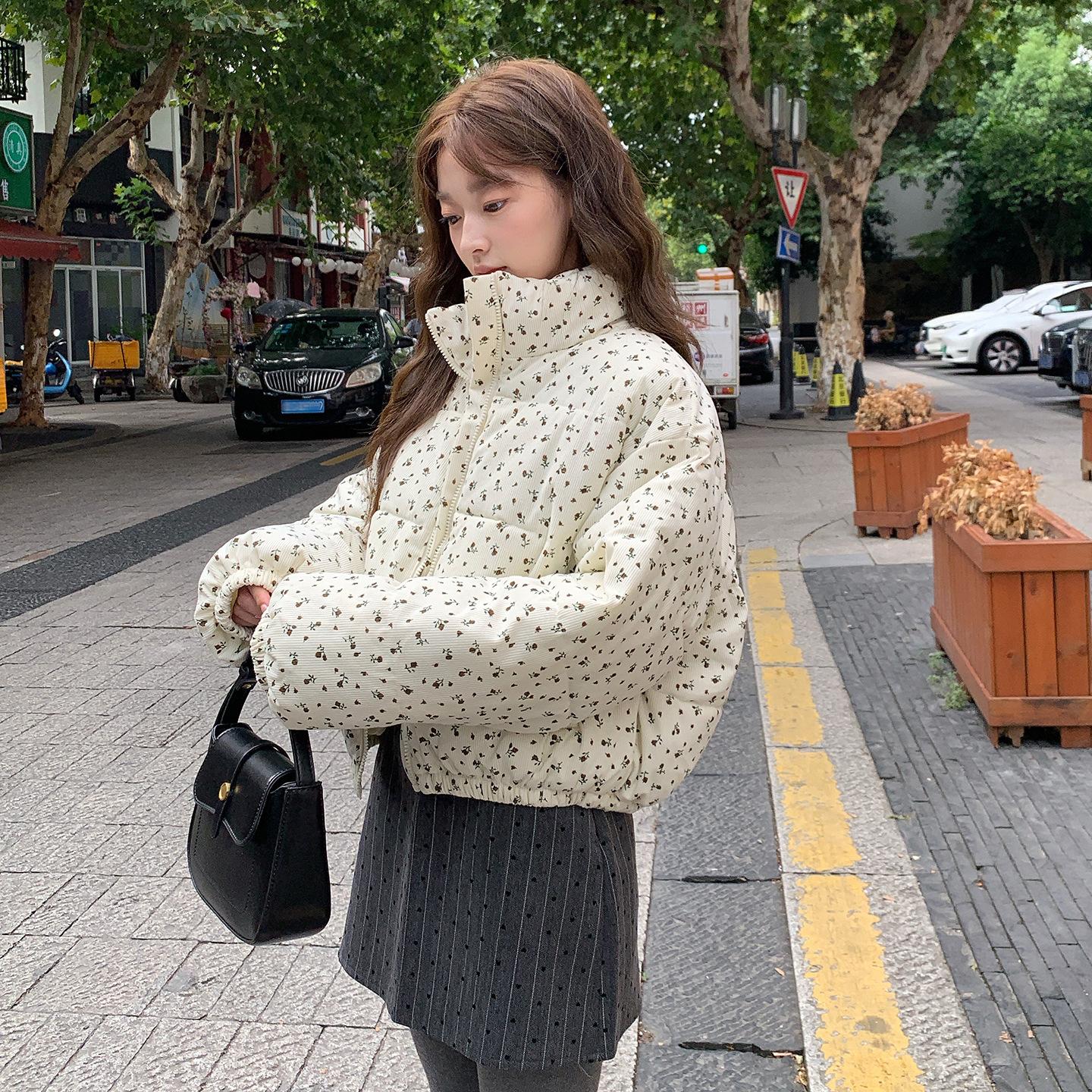 

Женская короткая вельветовая куртка с цветочным принтом S белый