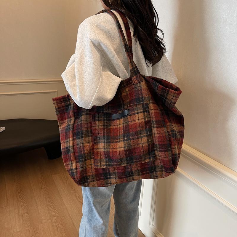 

Woolen Plaid Big Bag Women s 2026 New Korean Version Tote Bag College Style Casual Large-capacity Shoulder Bag 57x17x37cm красный