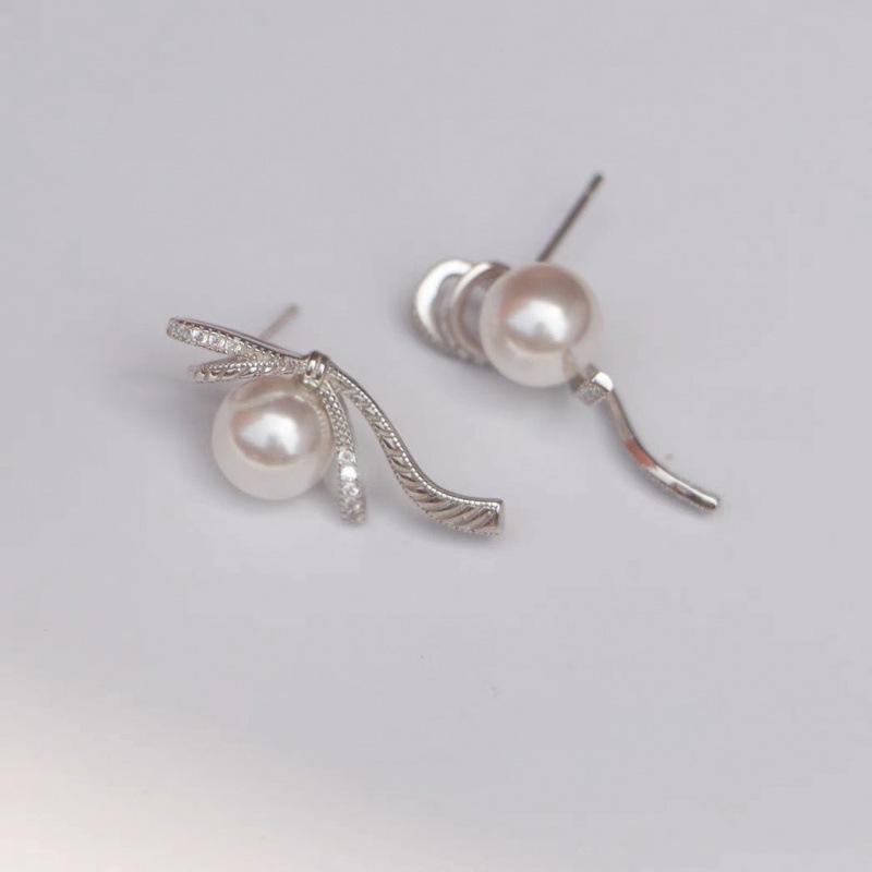 Elegant French Pearl and Zircon Stud Earrings with Niche Design