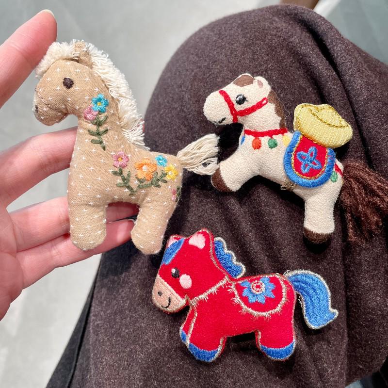 Charming Cloth Horse Brooch for Women - Perfect for Coats & Scarves, Stylish Decorative Pin, Unique Design Accessory.