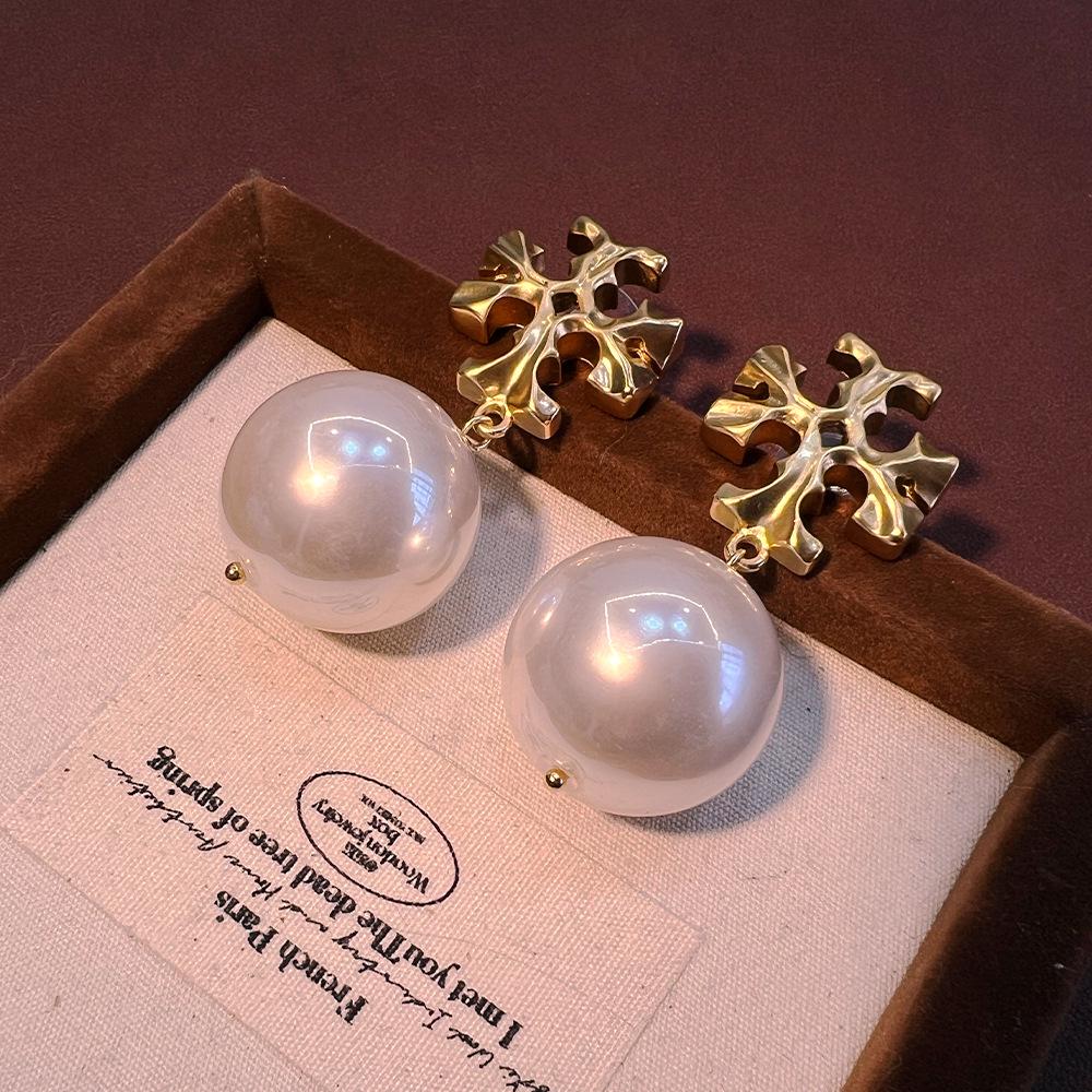 

Винтажный набор украшений: Элегантное колье и серьги