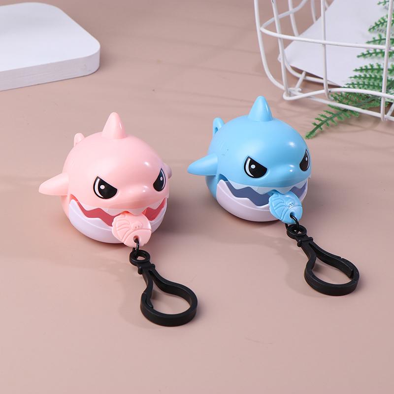 Cartoon Pull String Beißzähne Hai Anhänger Schlüsselanhänger für Schultasche Hängende Dekoration Niedlicher Schrumpfseil Hai frisst Fisch Puppe Schlüsselanhänger