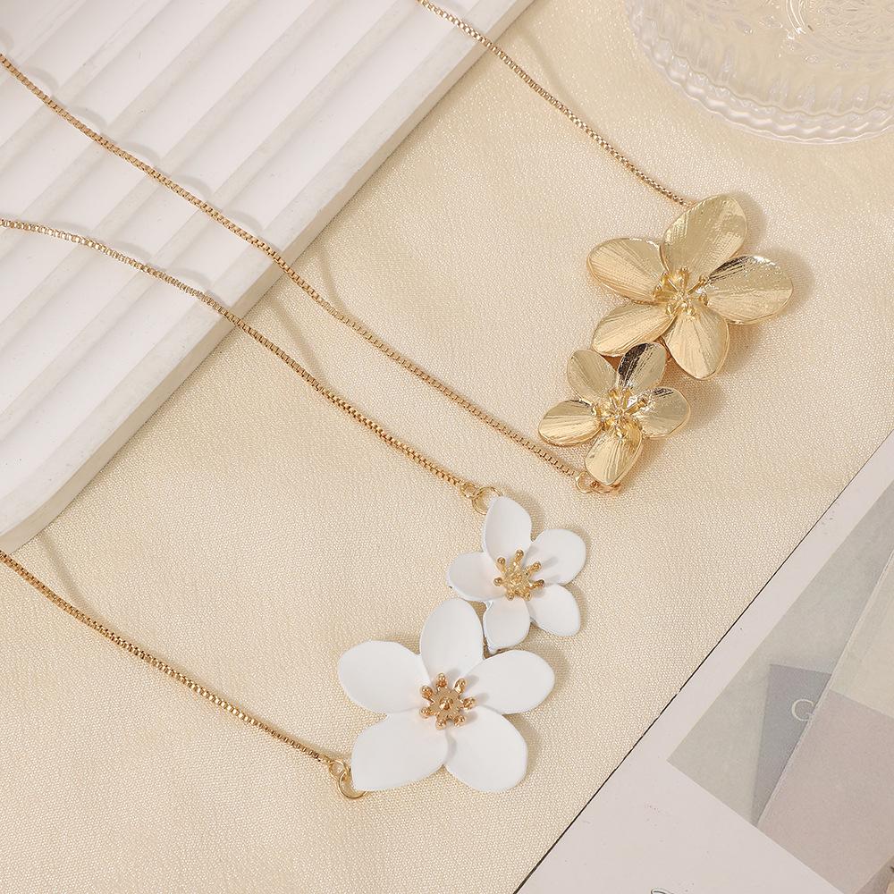 Exaggerated large flower pendant box chain necklace