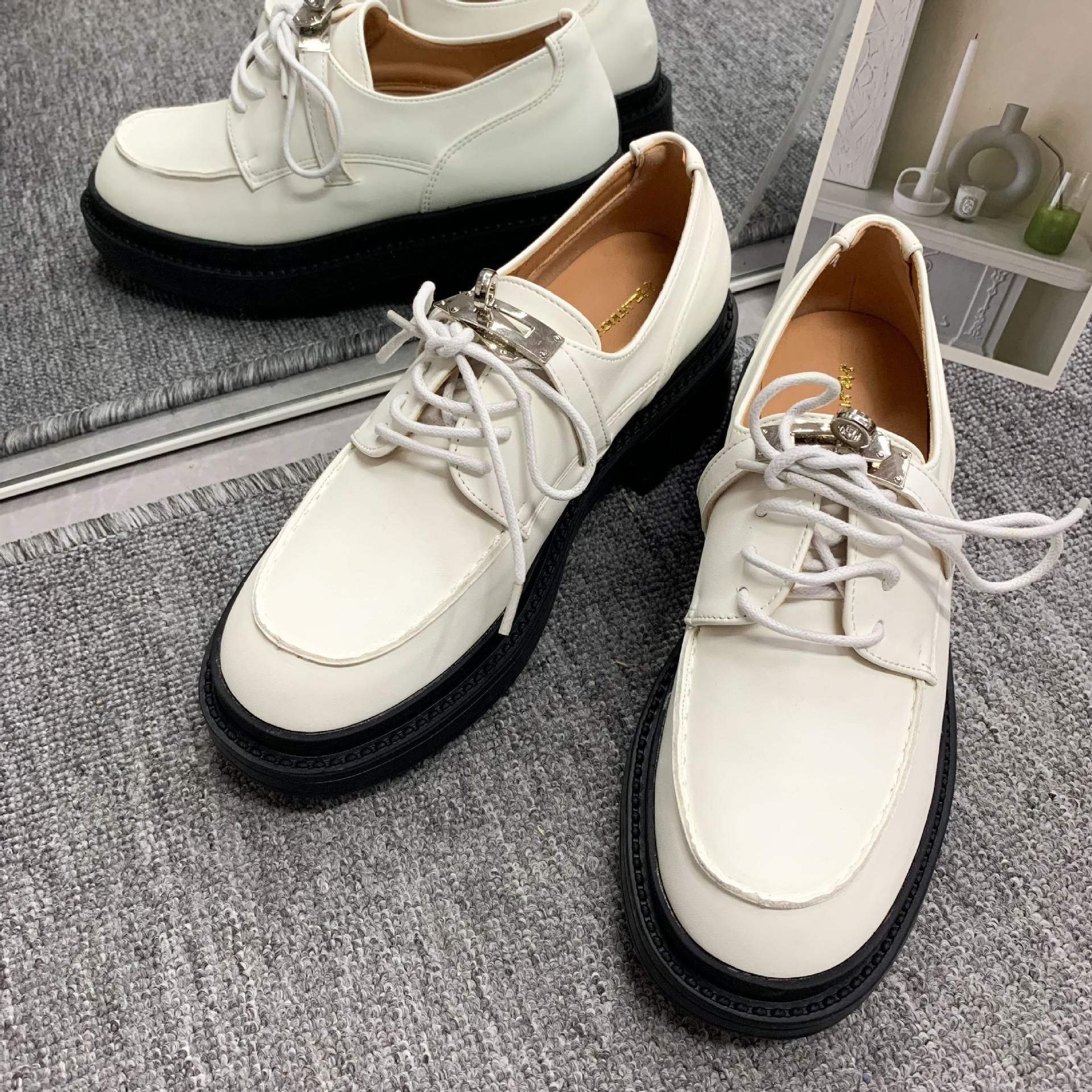 

Найди второй волосок! Виноградная мать та же обувь британский стиль замок металлическая пряжка круглый носок толстый каблук толстая подошва шнуровка лоферы 40 белый