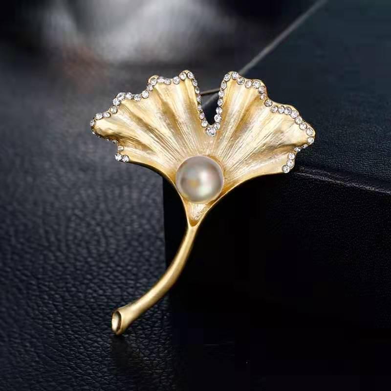Elegant Women's Pearl & Rhinestone Cartoon Brooch Scarf Buckle with Diamond-Studded Alloy Corsage