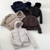 Giacca trapuntata da donna corta a media lunghezza, calda per l'inverno, con colletto alto, tinta unita, capospalla casual