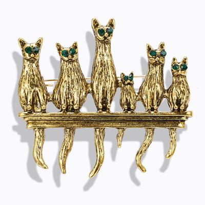 Vintage Goldfarbe 6 Katzen Brosche Für Damen Herren Cartoon Niedlich Grüne Strassaugen Kätzchen Sitzt Auf Plattform Nadeln Lässiger Schmuck