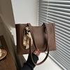 Chic Large Capacity Women's Tote Bag Trendy Design With Stylish Zipper Closure