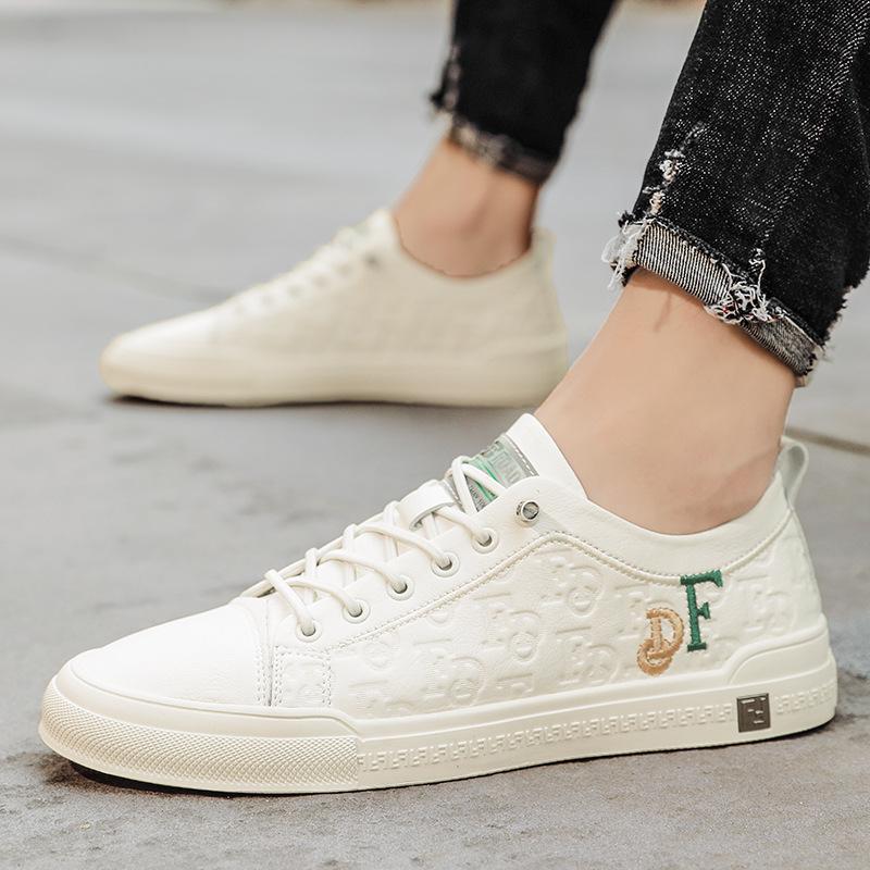 

Мужская обувь европейского стиля, слипоны, новинка 2025 года, кожаная, дышащая, с вышивкой, маленькие белые туфли, мужская повседневная обувь, обувь на мягкой подошве 44 бежевый