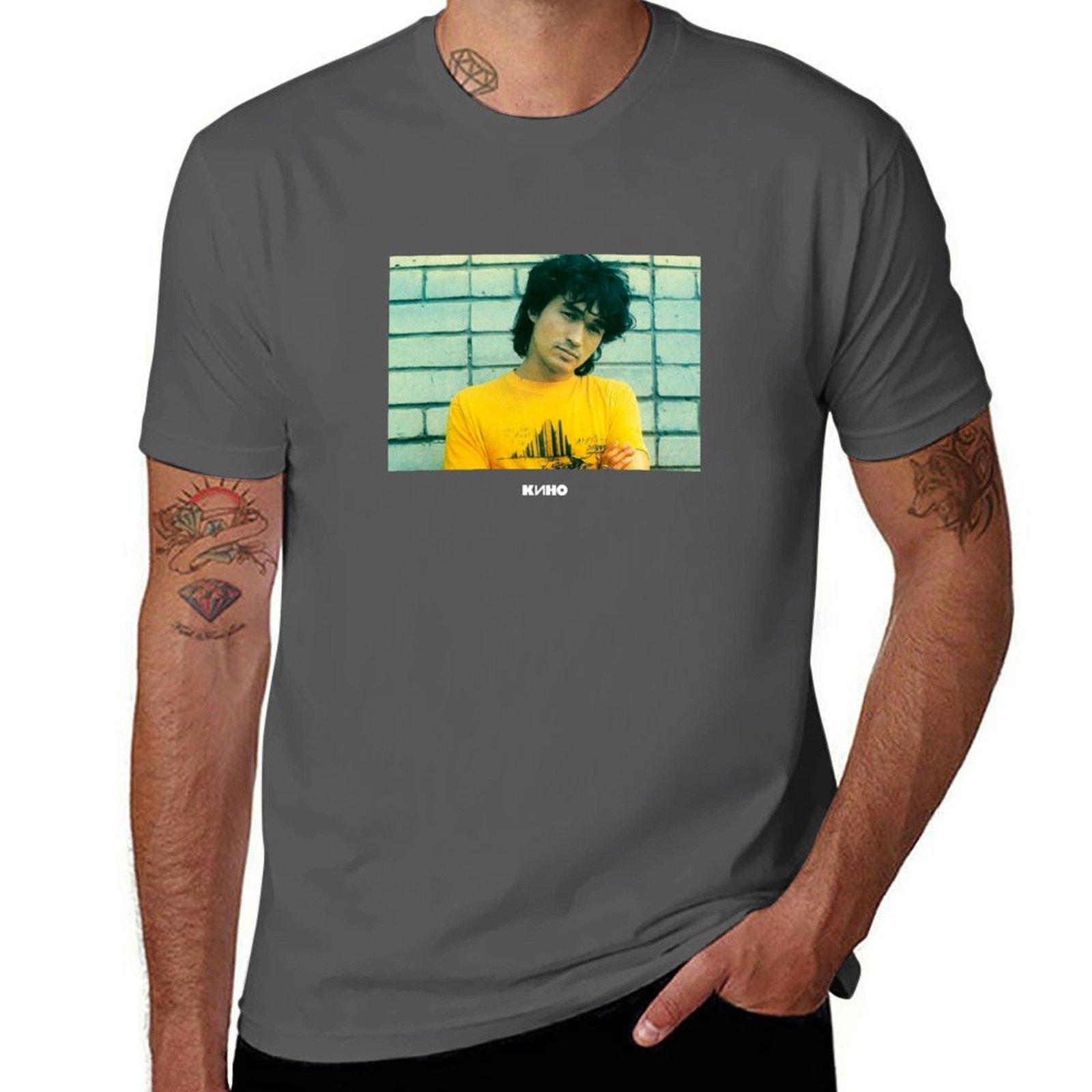 

Виктор Цой КИНО Футболка Легенда Русской рок-группы Идеальная идея для подарка для фанатов Мальчики или Девочки Женщины или Мужчины - КУПИТЬ СЕЙЧАС! Футболка 4XL