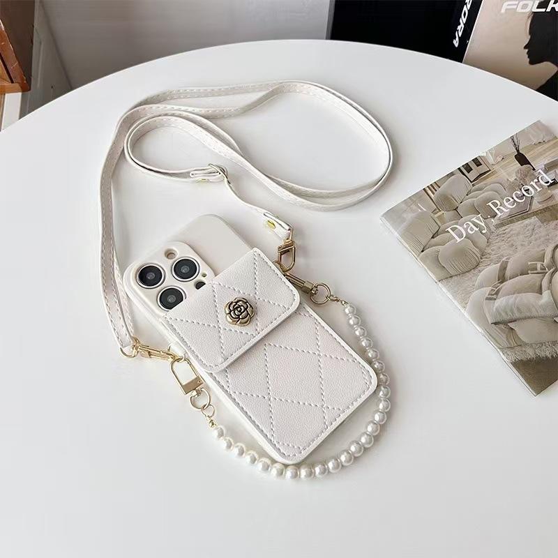 European and American Xiaoxiangfeng Is Suitable for Apple 17pro Camellia Card Bag, Mobile Phone Case iPhone16 Pearl Wristband Oblique Span.