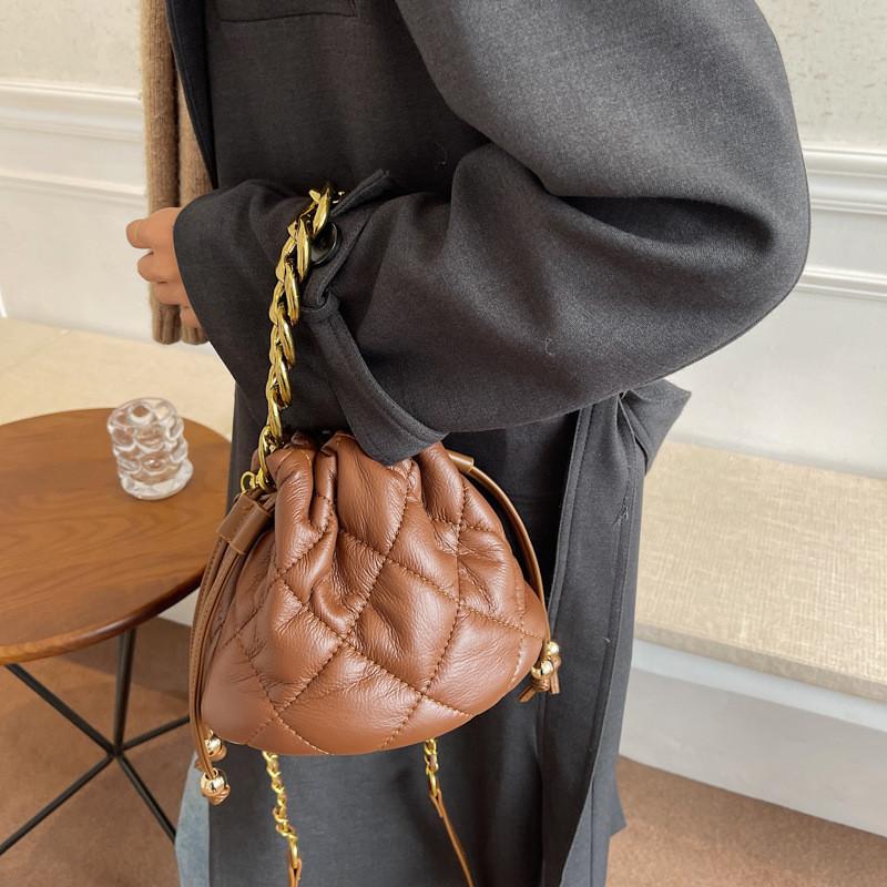 New Arrival Fashionable Diamond-patterned Chunky Chain Bucket Bag Women's Shoulder Crossbody Bag Simple Drawstring Wrinkled Bag