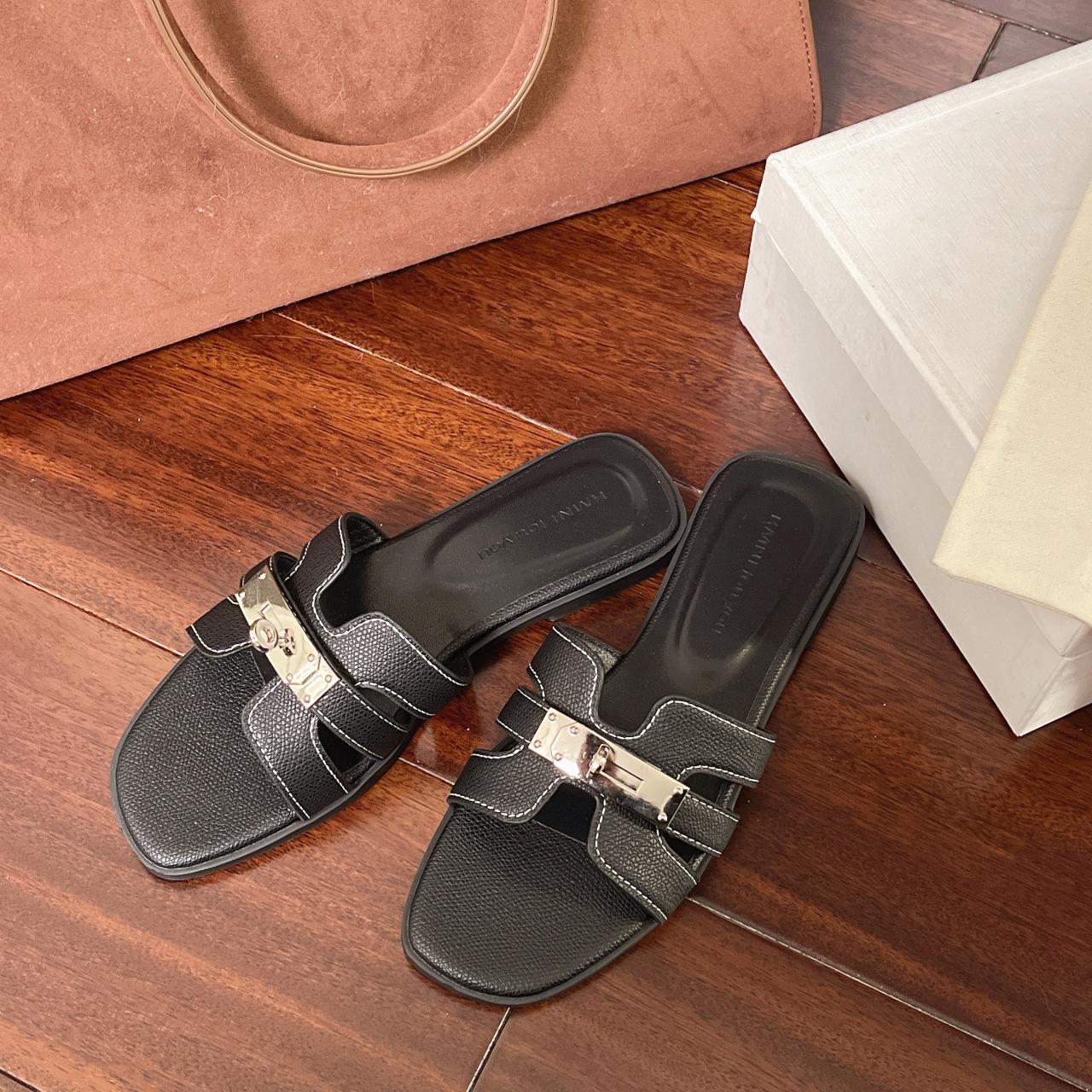 

Серебряные туфли на плоской подошве с маленьким замком 2025 года, новые тапочки с открытым носком, модная праздничная одежда, французские сандалии 40 чёрный