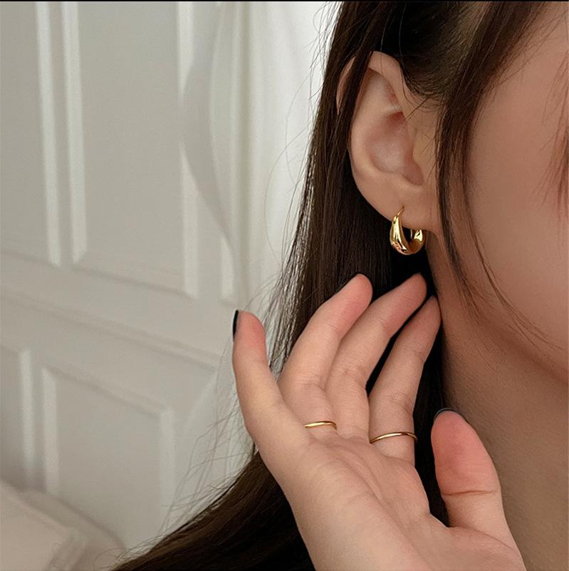 Korean Style High-End Gold Hoop and Stud Earrings: Versatile Water Drop Ear Cuffs for Women