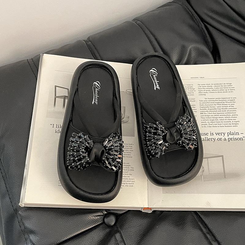Fashion round head thick-soled slippers women's summer Korean version versatile and beautiful temperament casual rhinestone muffin sandals one-word d