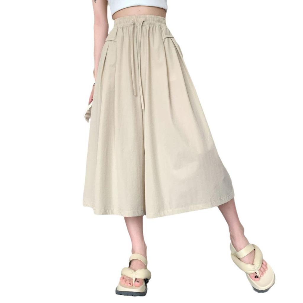 Ledové hedvábí Yamamoto culottes: Zeštíhlující, splývavé kalhoty se širokými nohavicemi na jaro/léto.