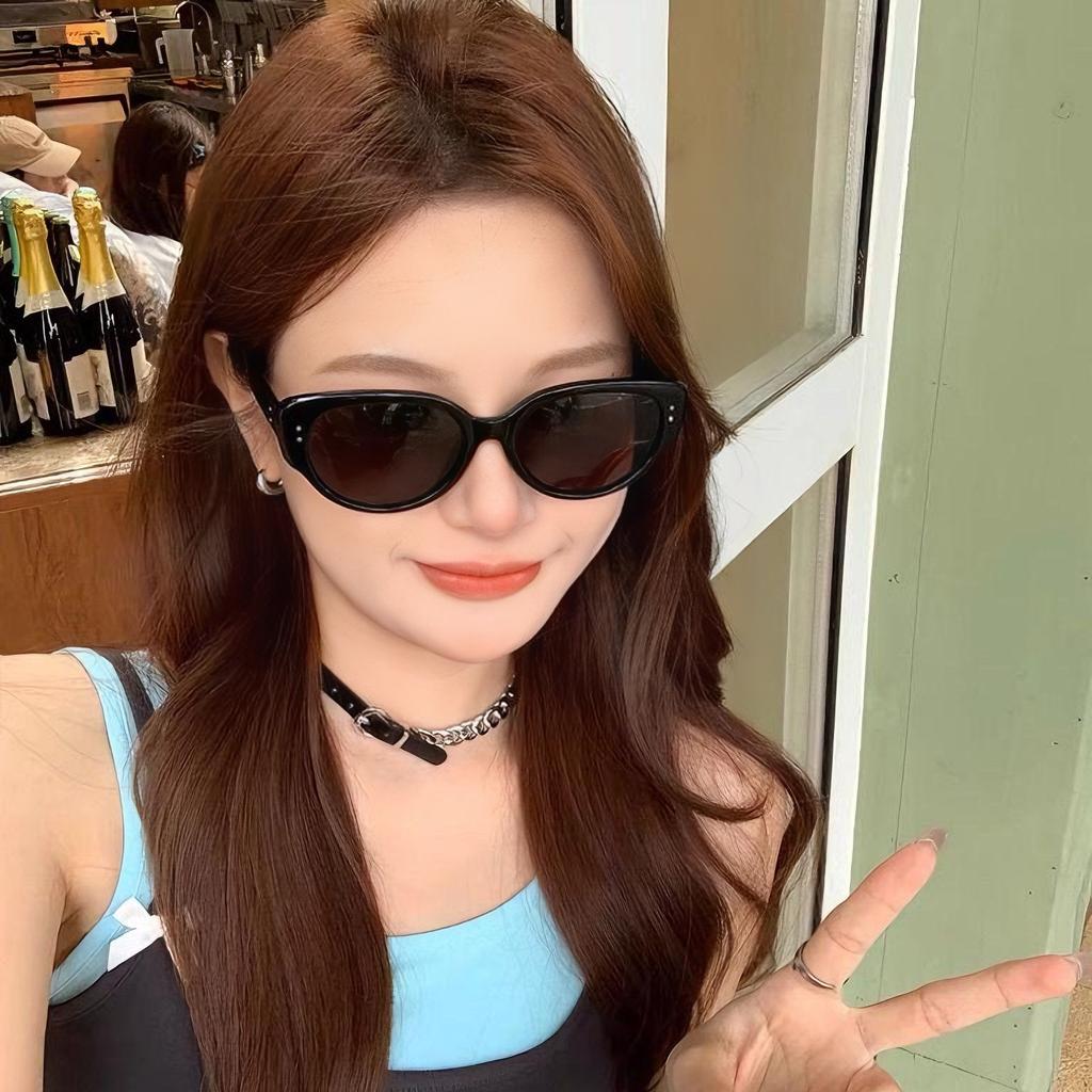 Retro cat eye sunglasses for women 2025 new high-end UV protection Spice Girls street photography shows the face of small sunglasses tide