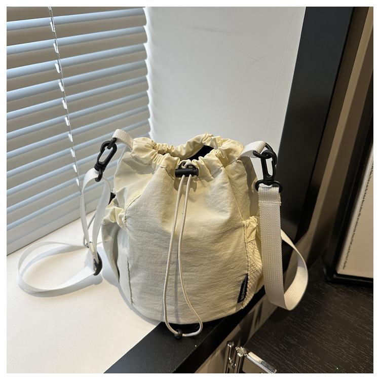Nylon drawstring bundle bag shoulder bag women go out simple and lightweight mobile phone bag fashion casual literary and artistic messenger bag
