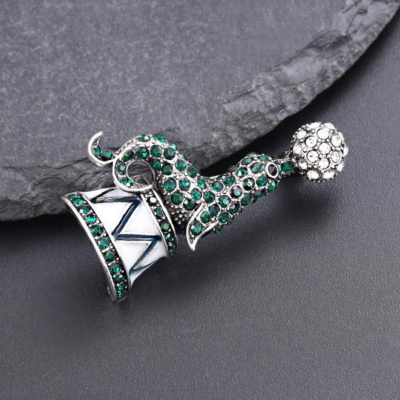 Original Design Three-dimensional Alloy Sea Lion Brooch Clothing Accessories High-end Corsage Women's Coat Corsage Versatile Decoration