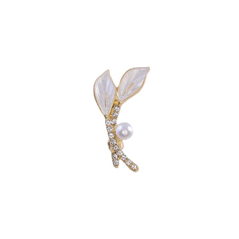 Autumn and winter oil drop tree leaves pearl brooch coat suit jacket accessories simple brooch pin anti-light decoration