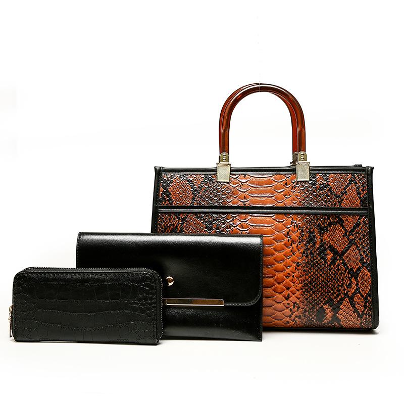 

Жіноча сумка нова ретро трикомпонентна сумка з малюнком змії великої місткості сумка на одне плече коса сумка set bag світло-коричневого кольору