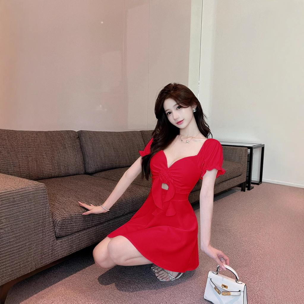 Sweet temperament, fashionable and sexy bubble sleeves, low-cut hollow flower decorative pendulum dress, women's short style