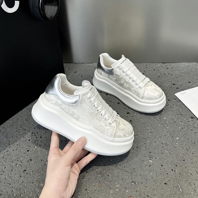 

Дышащие туфли McQueen на толстой подошве, маленькие белые, женские, 2025, новые популярные, весенне-осенние, в национальном стиле, для отдыха, спортивные, на платформе-маффин 40 серебряный