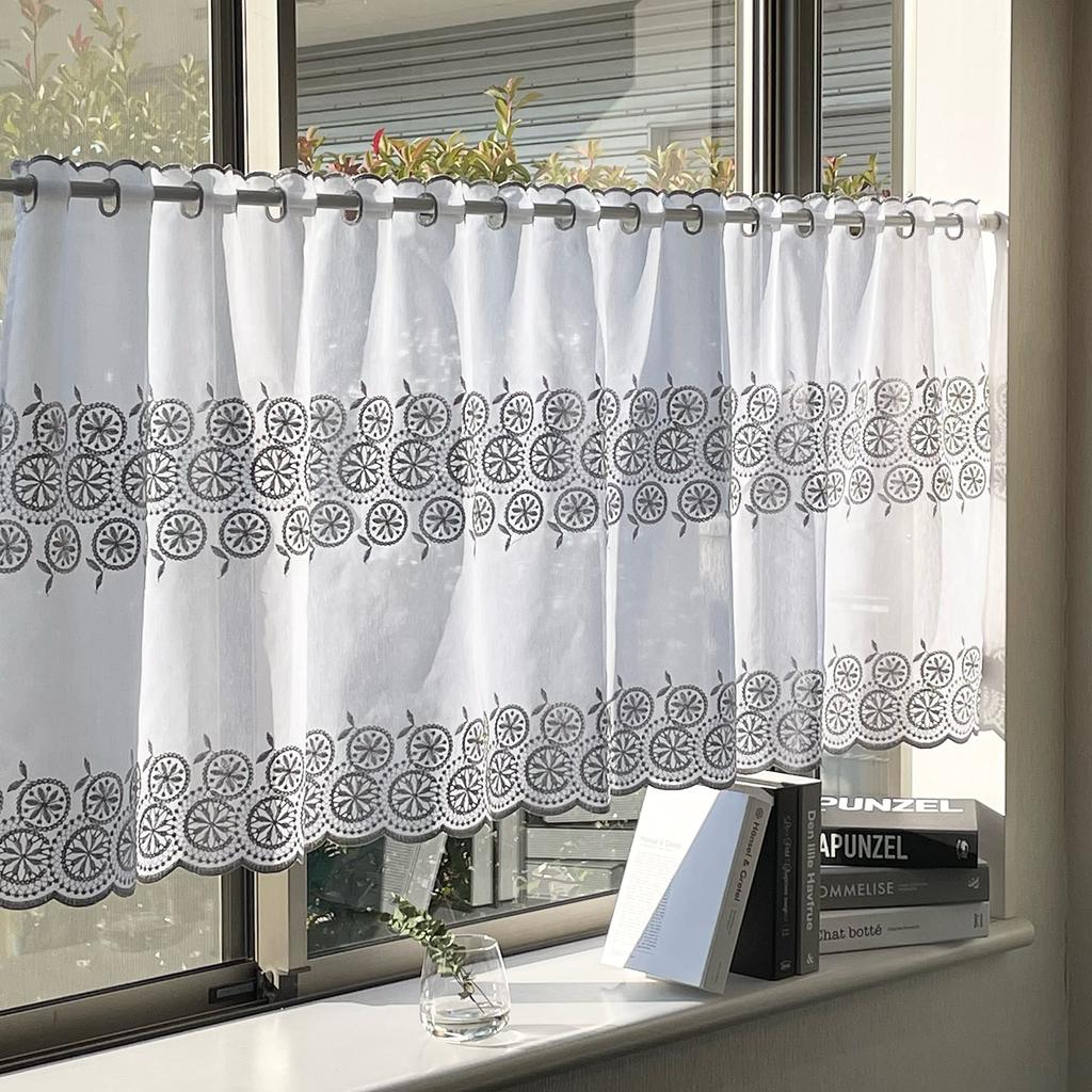 INTERIX Gestickte Spitzengardine für kleine Fenster, 100cm breit x 90cm hoch, Gänseblümchen, Hergestellt in Japan, Lang, Design, Silber, CF6-100-90,