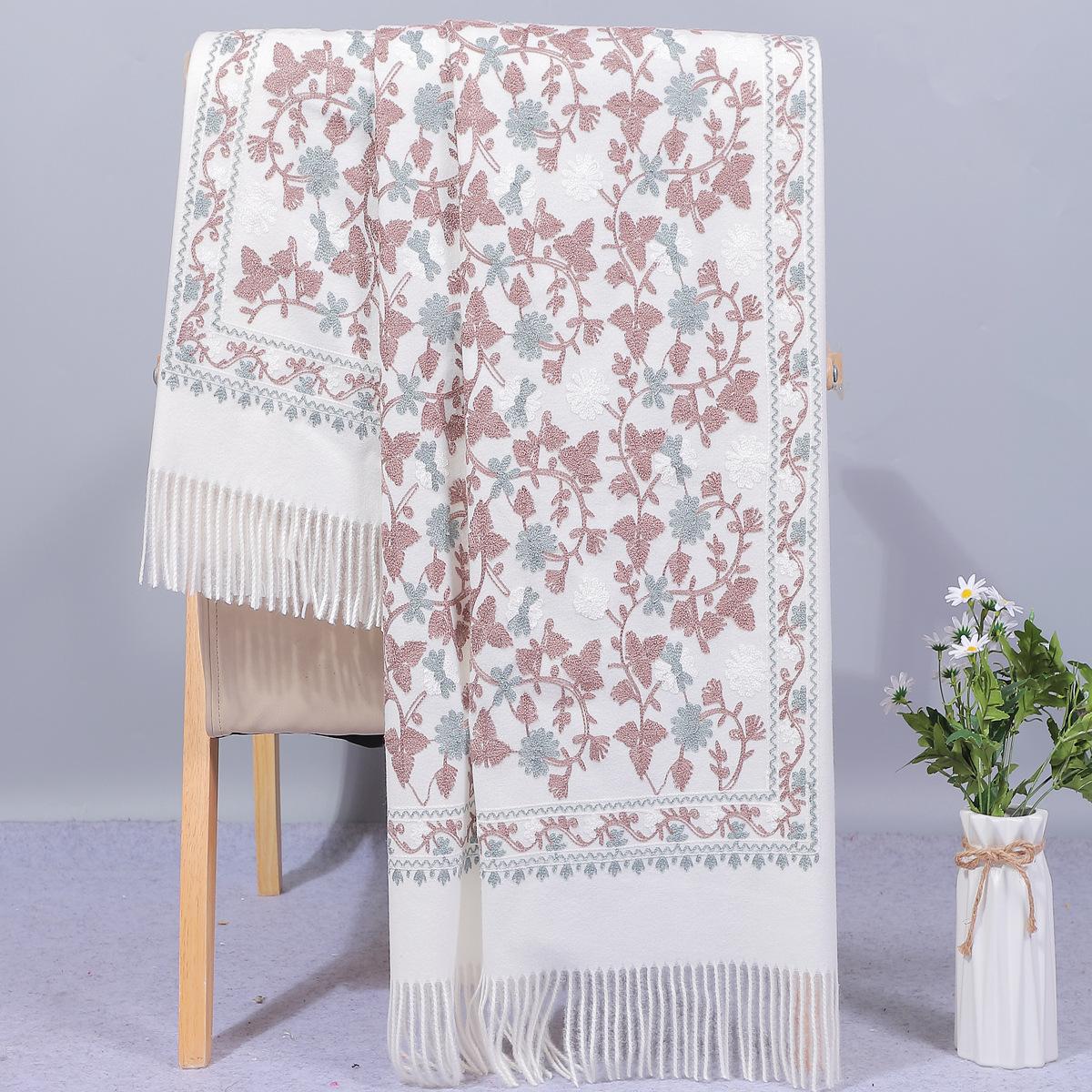 

Yunnan Lijiang red embroidered cashmere scarf for women, thickened and warm for autumn and winter, ethnic style embroidered cheongsam shawl белый