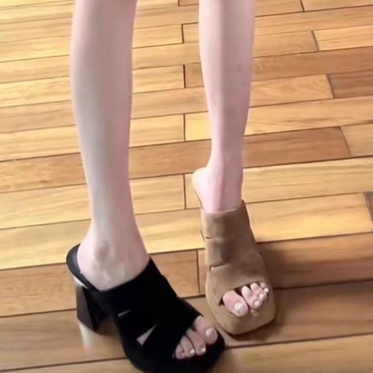 Klobiger Absatz wasserdichte Tischsandalen Damen 2025 neu Sommer Temperament vielseitig eckige Spitze offene Zehen dicke Sohle Außenschuhe Halbschlappen High Heels