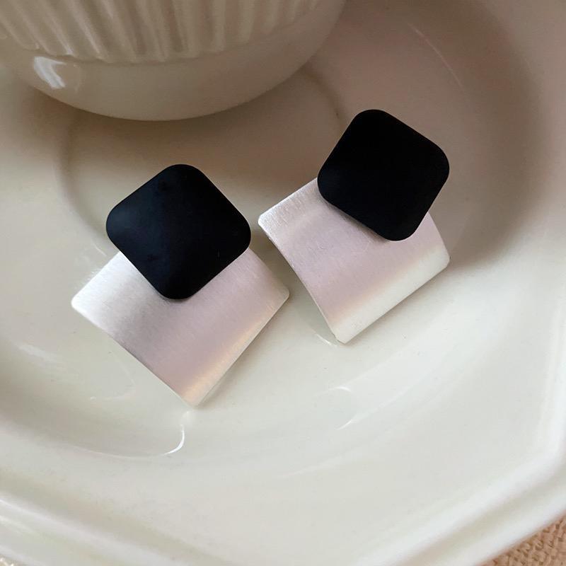 

Temperament simple square brushed matte contrasting stud earrings light luxury high-end ear jewelry niche fashion earrings срібний