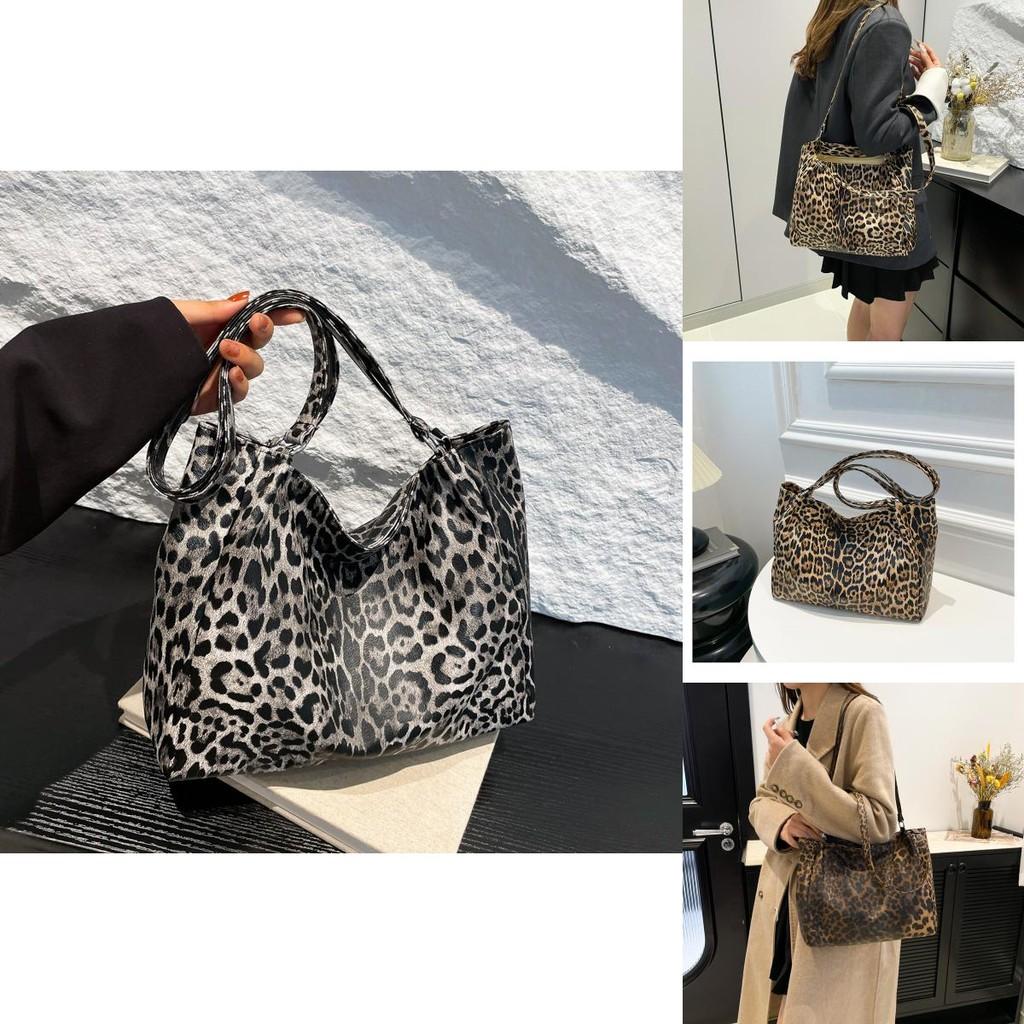 Stylish Large Capacity Casual Tote Bag With Vintage Leopard Print Design For Everyday Use