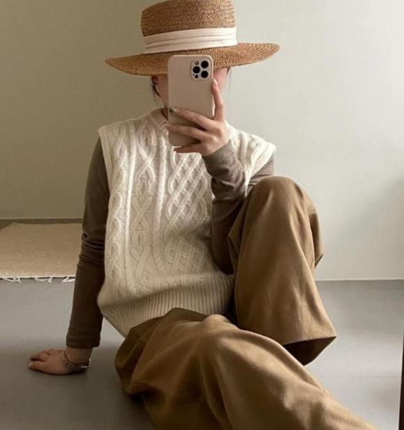 Women's Autumn and Winter Round Neck Hollow Casual Knitted Sweater Vest