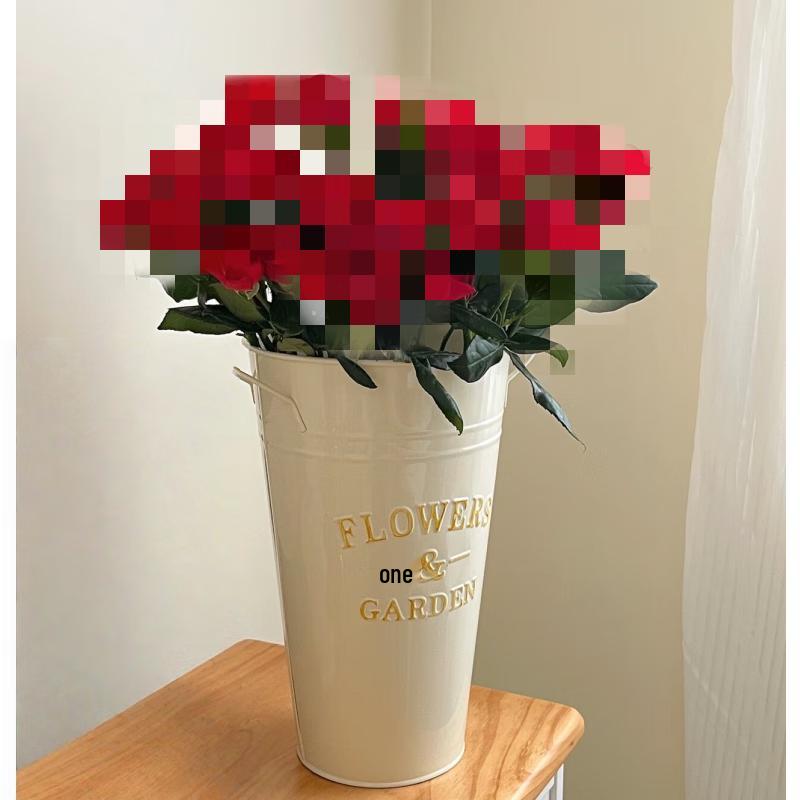 

Металлическая напольная ваза в стиле легкой роскоши