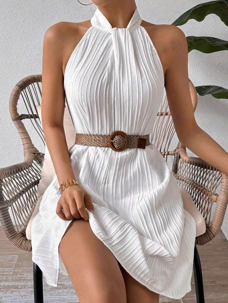 Abito da donna con drappeggio e halterneck, gonna incrociata plissettata, collezione Primavera/Estate 2025