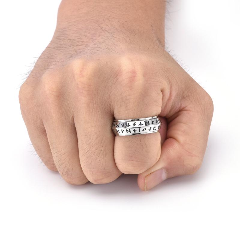 Anello Rotante Unisex in Acciaio al Titanio con Rune Vichinghe Nordiche