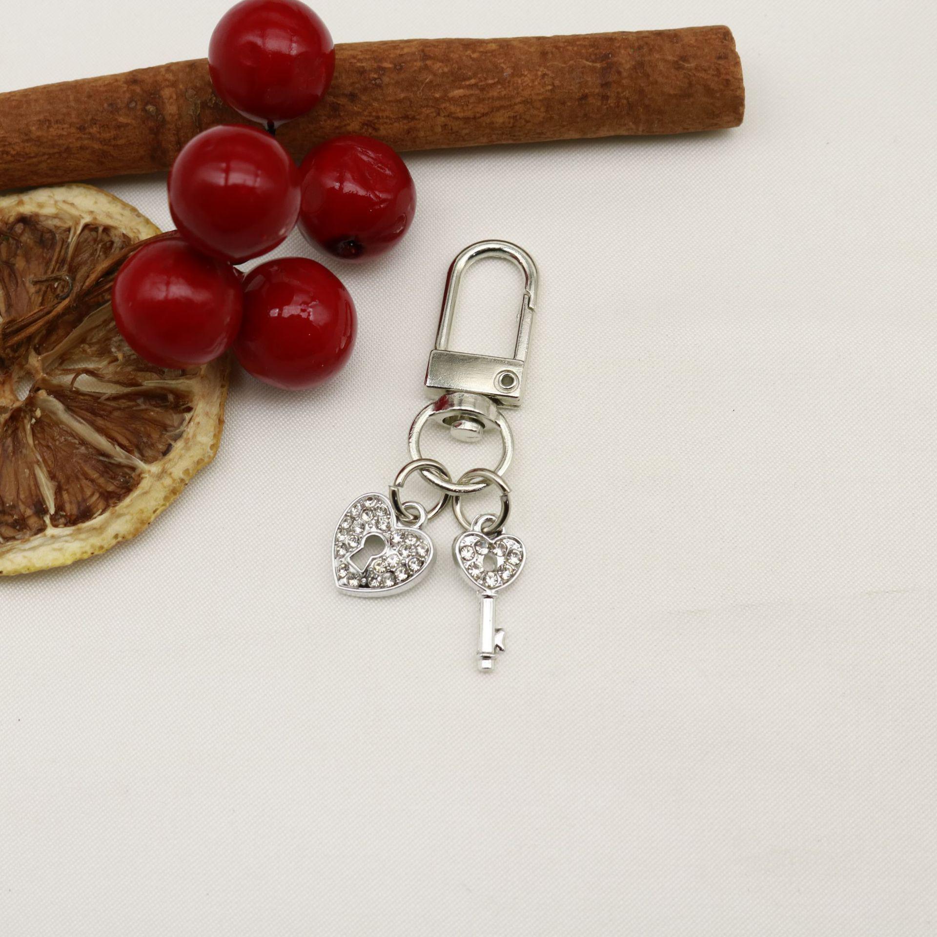 Rhinestone Lock & Keychain Pendant серебряный