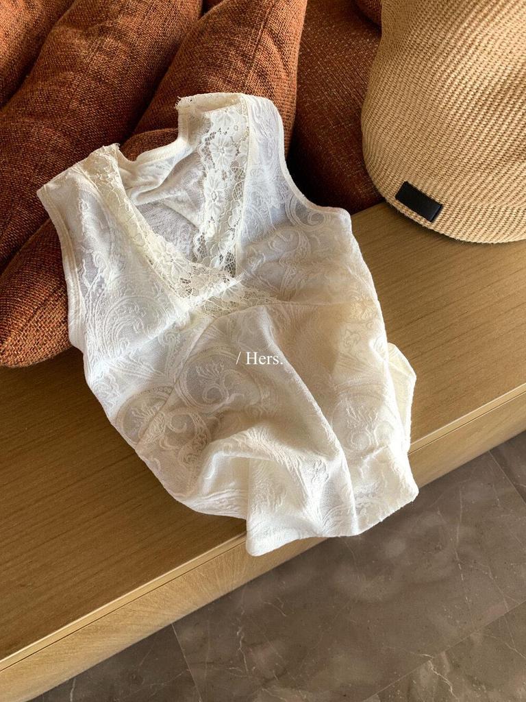 French V-neck Lace Camisole for Women - 2026 Spring Slim Fit Spaghetti Strap Layering Top