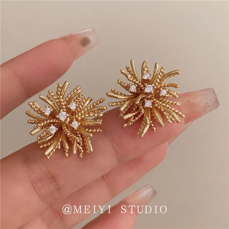 2025 Exquisite French Retro Metal Snowflake Zirconia Stud Earrings - Light Luxury Fashion Accessory