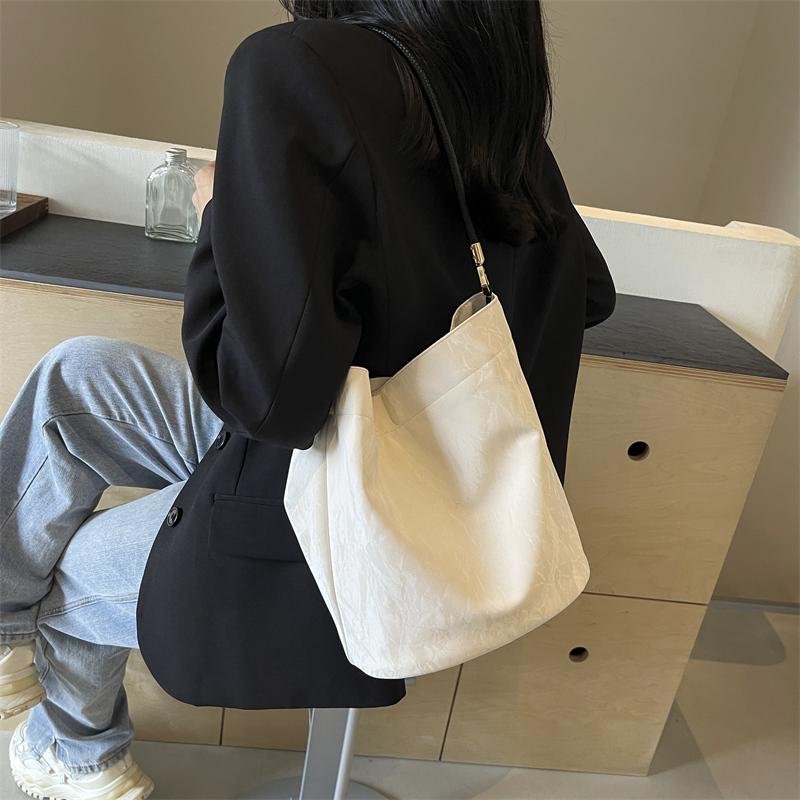 Мягкая кожаная сумка через плечо — фото 4