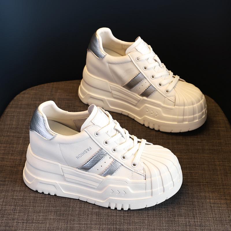 נעלי סניקרס פלטפורמה לבנות עם עקב נסתר, סוליות עבות ועיצוב נושם - אידיאלי ללבוש קז'ואל בסתיו