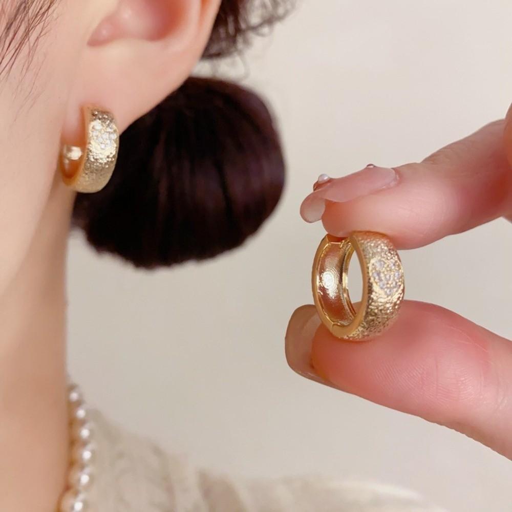 Luxury Round Circle Earrings Simple Design Exquisite Earrings Elegant Metal Hoop Earrings Women