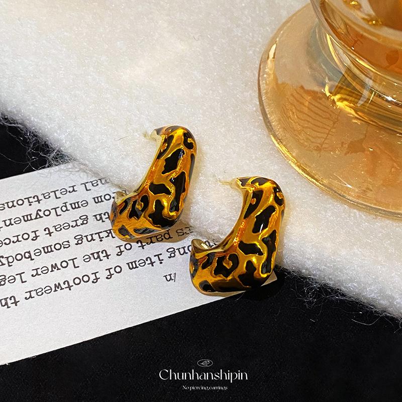 C-ring leopard print stud earrings, unique niche earrings, light luxury and high-end sense, painless mosquito coil disc ear clips, no ear piercings.