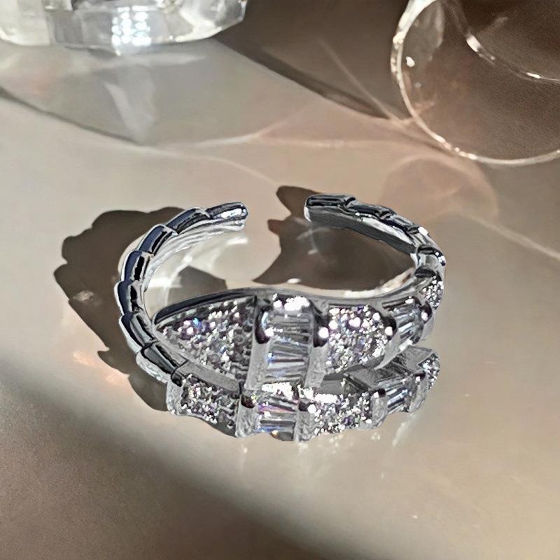 Luxuriöser Schlangenring mit vollem Diamantbesatz: Glänzende, Hochwertige Offene Kupfer Münze für Damen