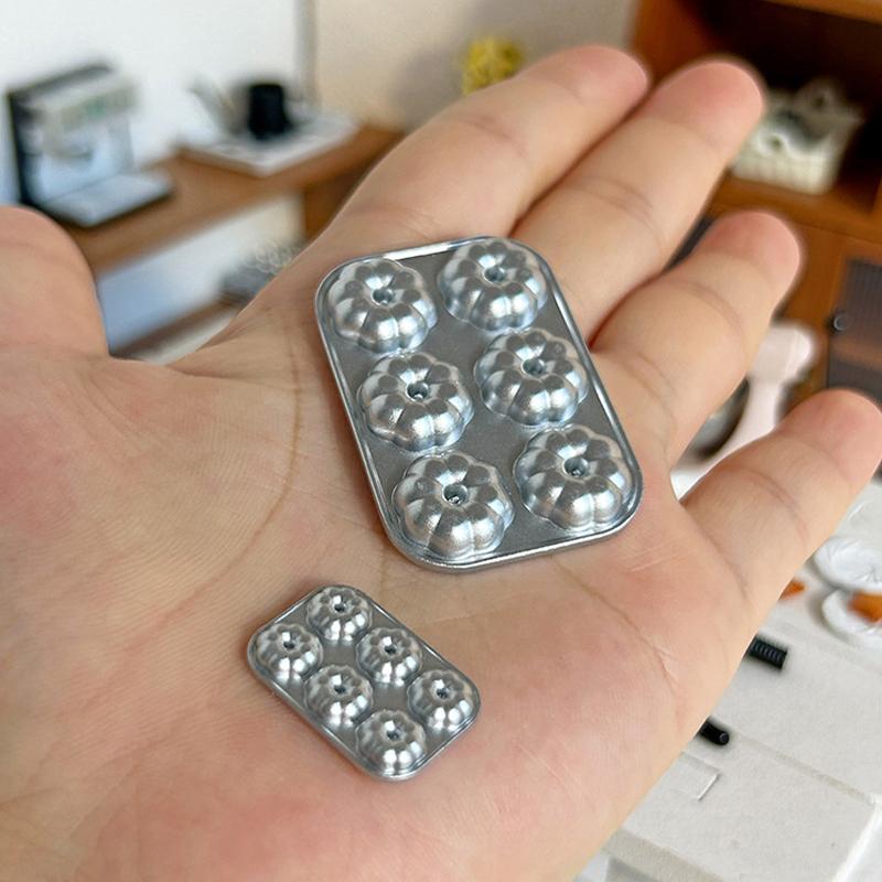 1Pc Doll House Kitchen Decoration Mini Baking Mold Animal Love Star Pattern Shooting Scene Props