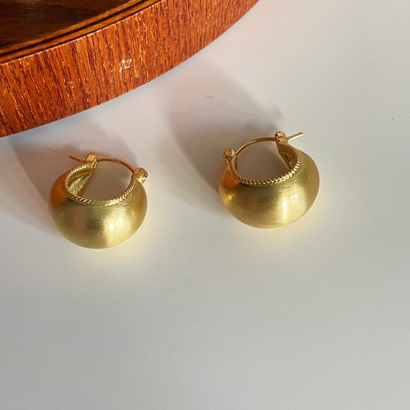 

European Minimalist Brushed Matte Metal Earrings - Elegant, Versatile, High-Class Feel with a Unique Design золотой