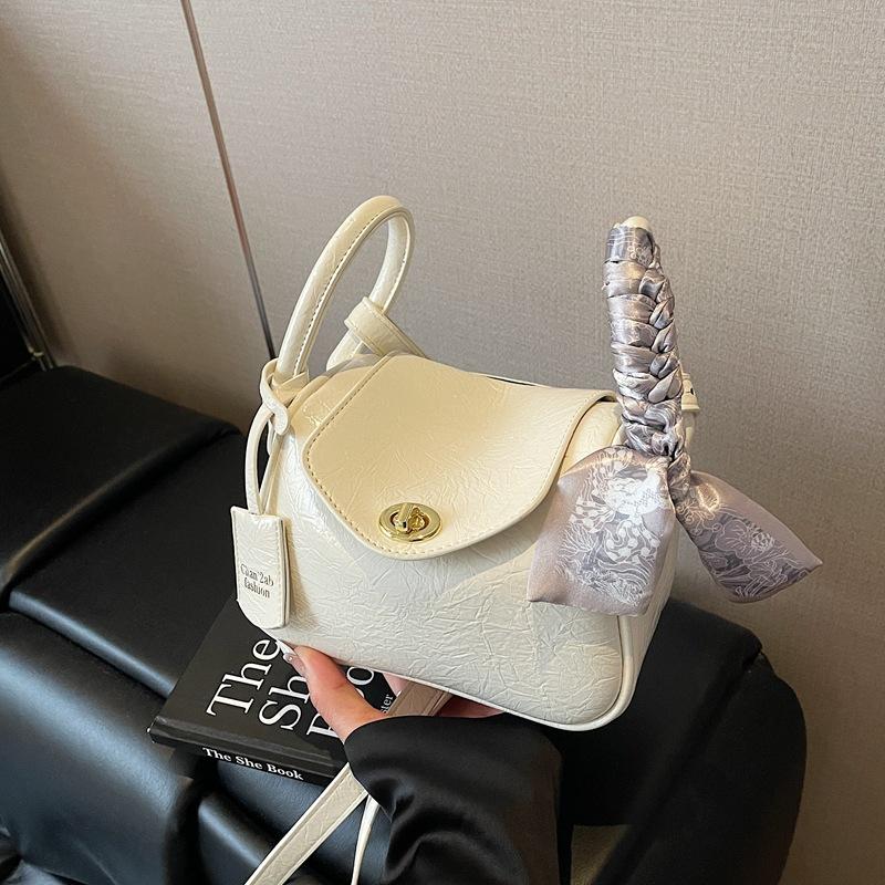 

New casual small square bag 2025 spring and summer fashion niche design women s shoulder messenger bag белый