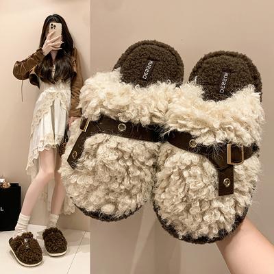 Chinelos fofos de sola grossa para uso externo feminino outono 2025 nova moda fivela de cinto chinelos casuais preguiçosos de pelúcia encaracolado
